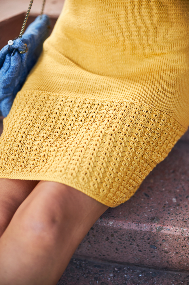 Strickkleid mit Fantasiezöpfen-Musterpasse | Anleitungsheft | Wolle Basic Cotton 0024 - curry | Stricken | Regina Bühler, Pro Lana, Christophorus Verlag